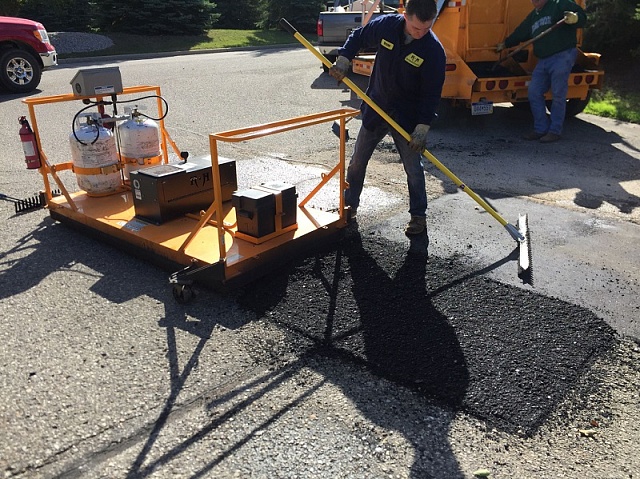 Препятствует ли холодный зимний воздух инфракрасному излучению при нагреве асфальта?